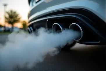 Siwy dym z rury wydechowej w silniku benzynowym: przyczyny i diagnostyka